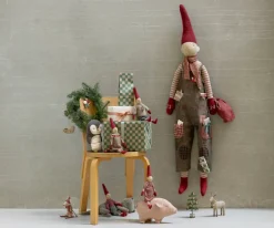 Maileg Nisser<Nisse, str. 2  Nissepige med rød kjole fra 2025