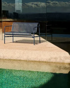 HAY Havebænke<Palissade Dining Bench med armlæn, iron red fra