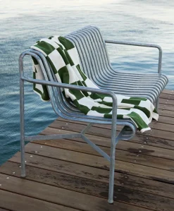 HAY Havebænke<Palissade Dining Bench med armlæn, iron red fra