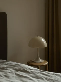 Louis Poulsen Spots<Panthella 320 bordlampe, opal af Verner Panton