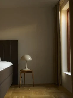 Louis Poulsen Spots<Panthella 320 bordlampe, opal af Verner Panton