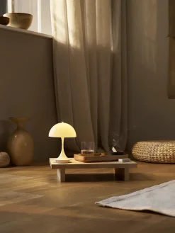 Louis Poulsen Gaver Til Hende|Portable Lamper<Panthella 160 Portable V3, chrome beige af Verner Panton