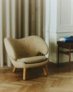 House of Finn Juhl Lænestole<Pelikan stol, valnød af Finn Juhl