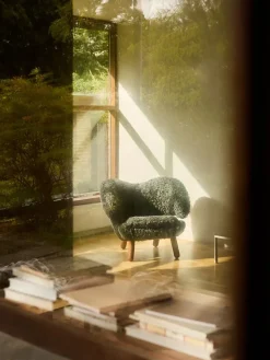 House of Finn Juhl Lænestole<Pelikanstolen, gotlandsk fåreskind af Finn Juhl