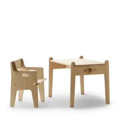 Børn Carl Hansen & Søn Børneborde<Peters Bord CH411 af Hans J. Wegner