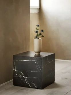 Audo Copenhagen Sideborde Og Små Borde<Plinth Cubic White Carrara marmor fra