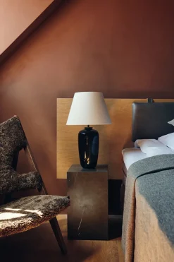 Audo Copenhagen Sideborde Og Små Borde<Plinth Tall Sand Kunis Breccia marmor fra