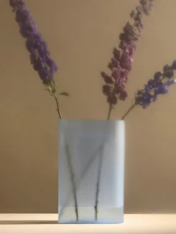 Muuto Vaser<Ridge Vase, light blue frosted glass fra