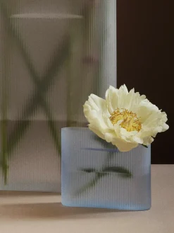 Muuto Vaser<Ridge Vase, light blue frosted glass fra