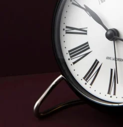 Arne Jacobsen Clocks Gaver Til Ham<Roman Bordur af Arne Jacobsen