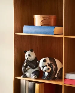 Royal Copenhagen Figurer<Figurine Panda, spisende 18 cm