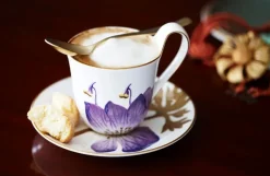 Royal Copenhagen Gaver Til Hende|Service<Flora højhankskop med underkop, Stedmoderblomst