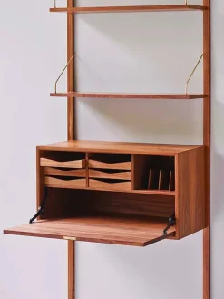 DK3 Reolsystemer<Royal System Skrivebord inkl. Sekretærindsats fra