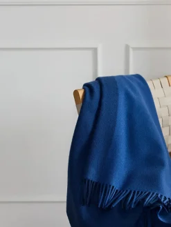 Silkeborg Uldspinderi Gaver Til Ham|Puder Og Plaider<Secret Plaid, ocean/ink fra