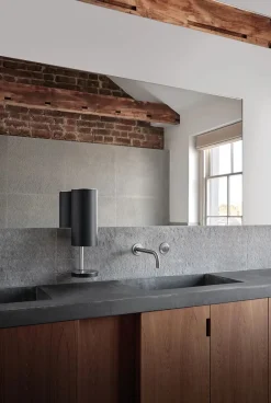 VOLA Sæbedispensere<Sensorstyret håndsprit- og sæbedispenser, vægmonteret i sort fra