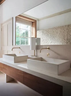 VOLA Sæbedispensere<Sensorstyret håndsprit- og sæbedispenser, vægmonteret i hvid fra