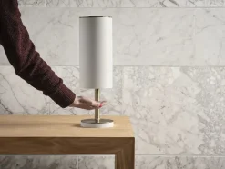 VOLA Sæbedispensere<Sensorstyret håndsprit- og sæbedispenser, bordmonteret i hvid fra