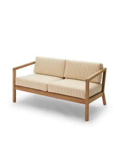 Fritz Hansen Udendørs Loungemøbler<Skagerak Virkelyst 2 pers. Sofa, Golden Yellow Stripe fra