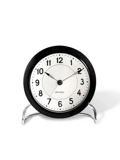 Arne Jacobsen Clocks Gaver Til Ham<Station Bordur, sort af Arne Jacobsen