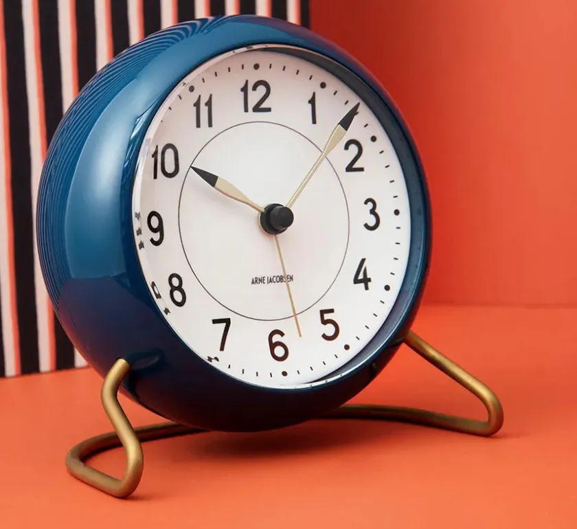 Arne Jacobsen Clocks Gaver Til Ham<Station Bordur, sort af Arne Jacobsen