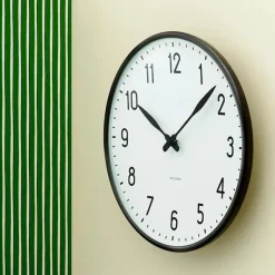 Arne Jacobsen Clocks Gaver Til Ham|Vægure<Station vægur af Arne Jacobsen (Ø: 29)