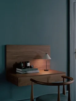 New Works Skriveborde<Tana Wall Mounted Desk, black stained oak fra