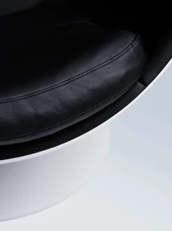 Eero Aarnio Originals Lænestole<The Leather Ball Chair af Eero Aarnio