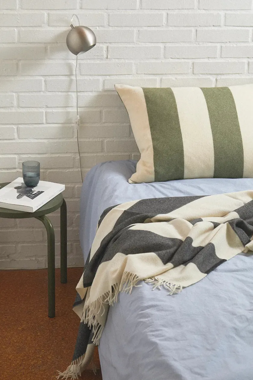 Silkeborg Uldspinderi Puder Og Plaider|Puder<The Sweater Cushion, golden yellow fra