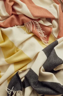 Silkeborg Uldspinderi Gaver Til Hende|Puder Og Plaider<The Sweater Plaid, yellow fra