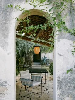 GUBI Havestole<Tropique Outdoor Spisebord fra