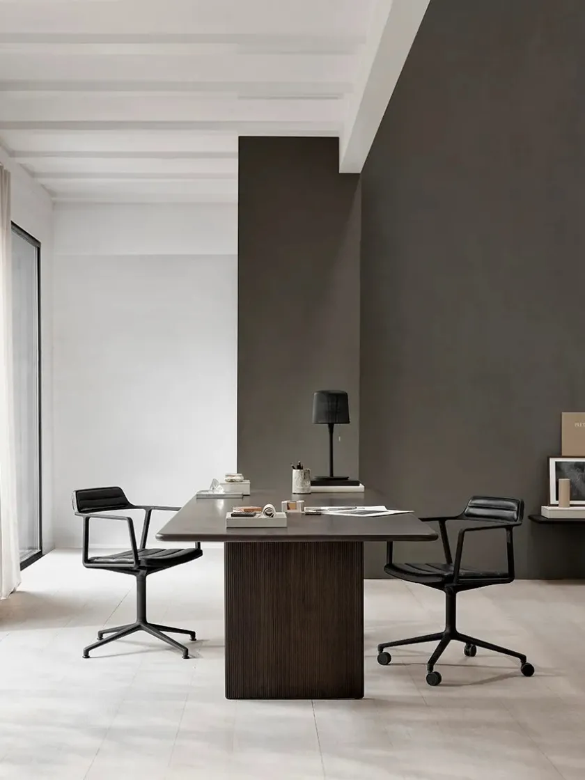 Vipp Kontorstole<452 Swivel Chair m/sort stel & hjul, sort læder fra