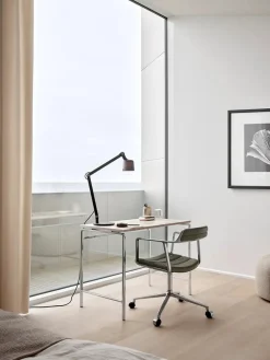 Vipp Kontorstole<452 Swivel Chair m/sort stel & hjul, sort læder fra