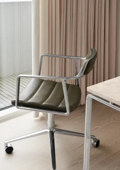 Vipp Kontorstole<452 Swivel Chair m/sort stel & hjul, sort læder fra