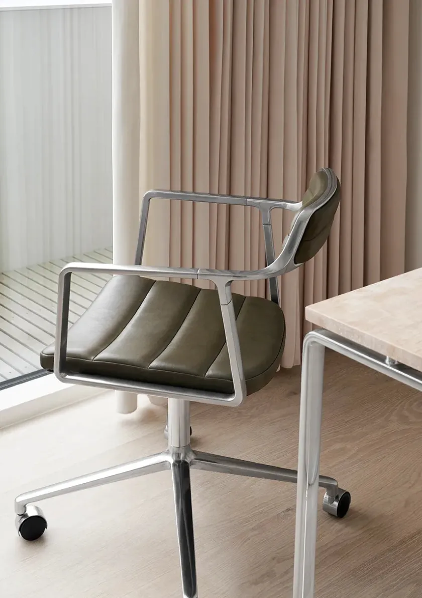 Vipp Kontorstole<452 Swivel Chair m/sort stel & hjul, sort læder fra