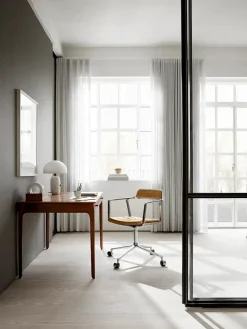 Vipp Kontorstole<452 Swivel Chair m/sort stel & hjul, sort læder fra