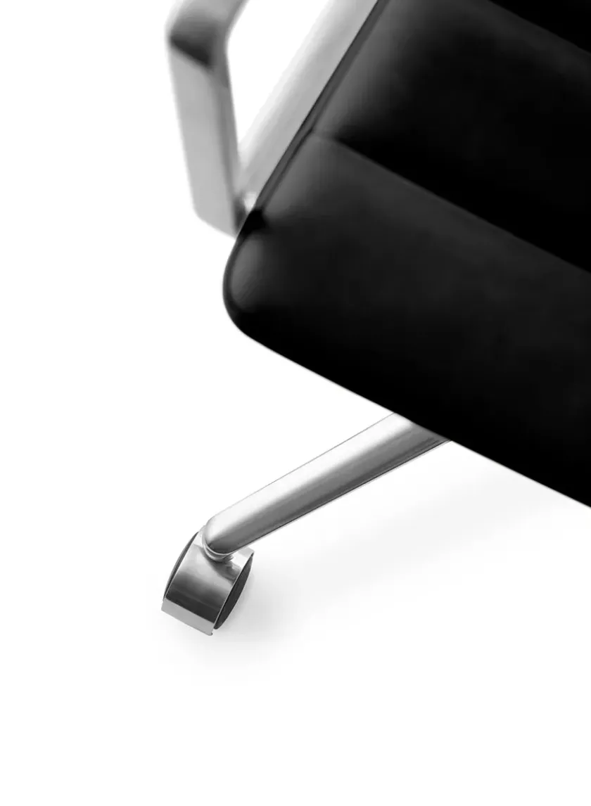 Vipp Kontorstole<452 Swivel Chair m/sort stel & hjul, sort læder fra