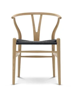 Carl Hansen & Søn Spisebordsstole<Y-stol CH24, Eg sæbe med sort flet af Hans J. Wegner